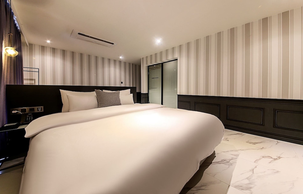 Deluxe Room, City View (Premium, High floor)