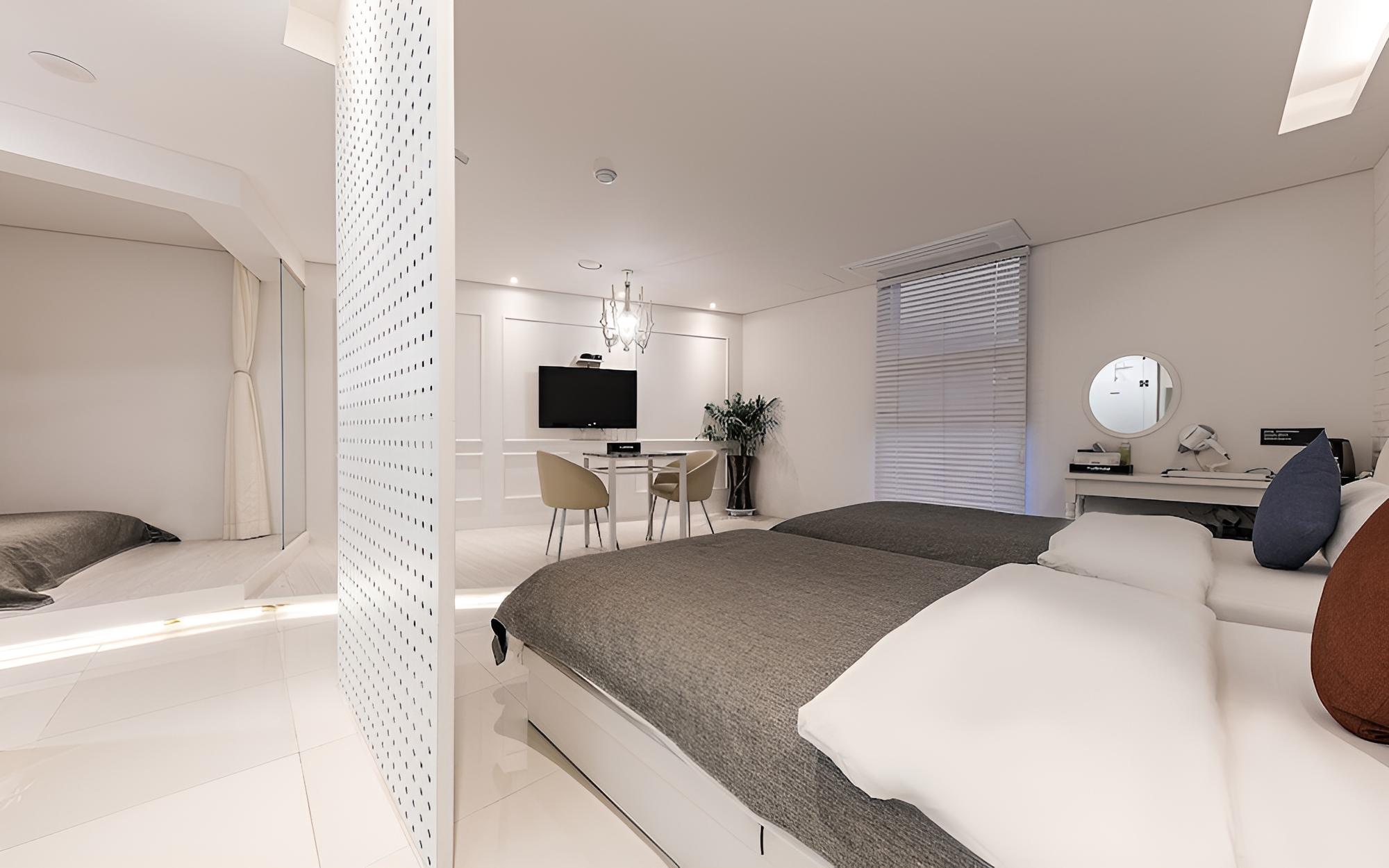 Room (Deluxe Twin (4 People)) - Photo 4