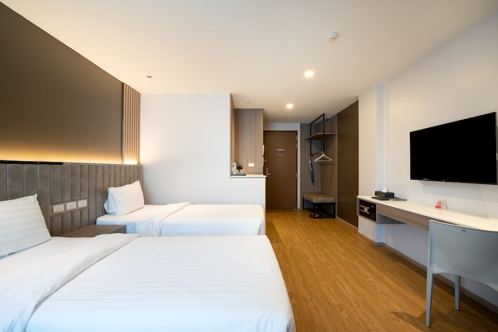 Premium Pool View Twin Room - Photo 4