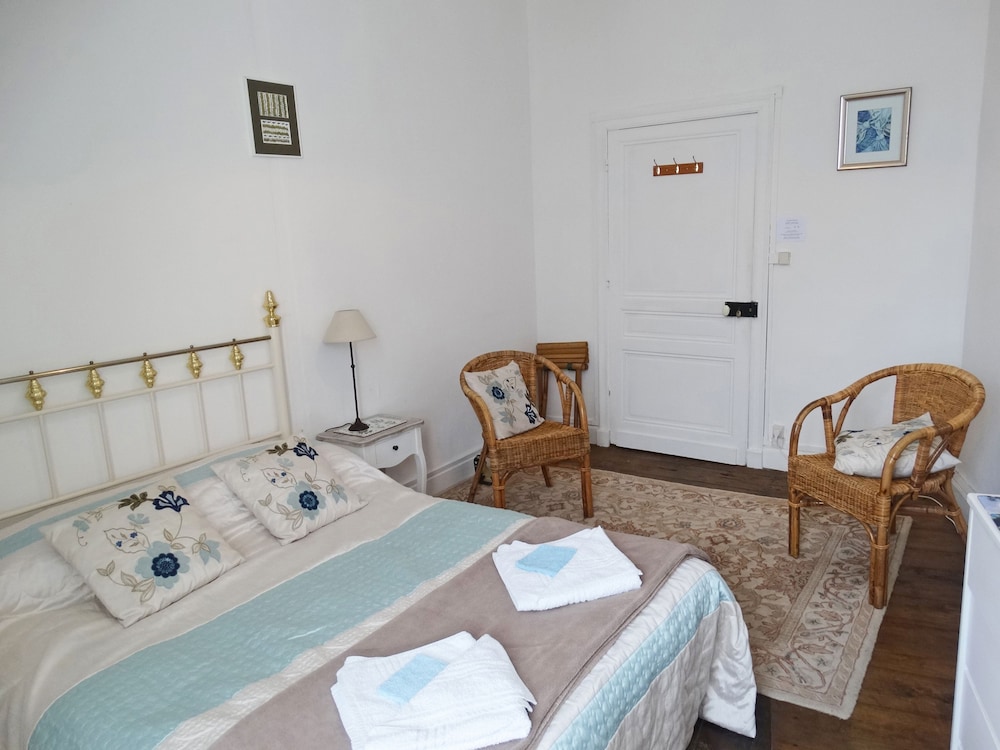 Room, 1 Double Bed, Shared Bathroom (Turquoise) photo 1