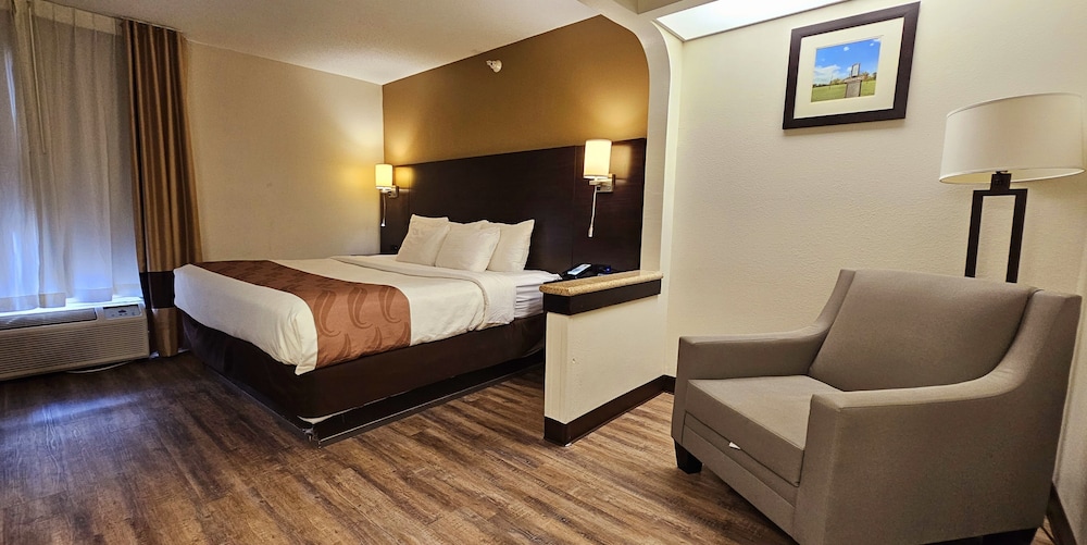 Suite, 1 King Bed, Non Smoking (Accessible Tub) - Photo 4