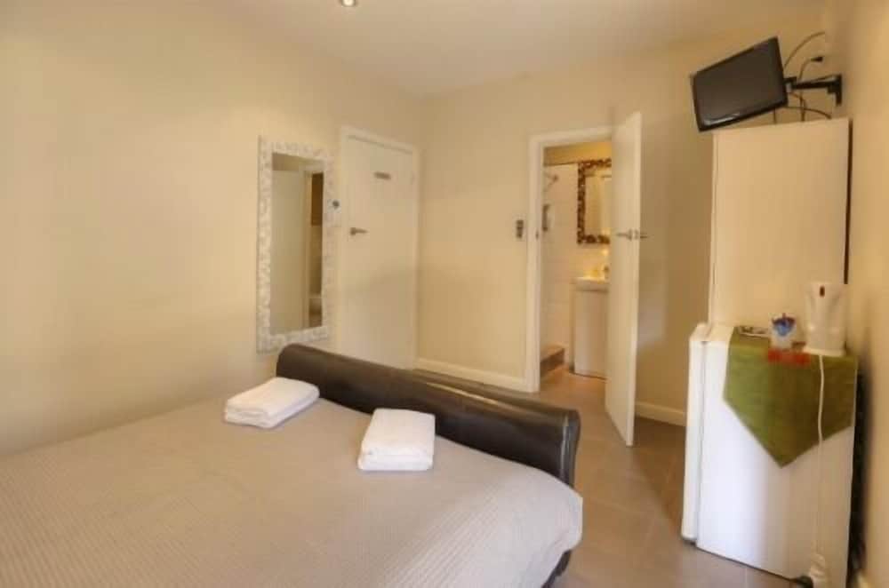 Deluxe Garden Room With Ensuite photo 3