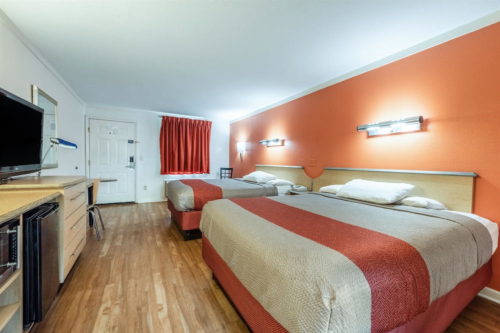 Standard Room, 2 Queen Beds, Smoking photo 3