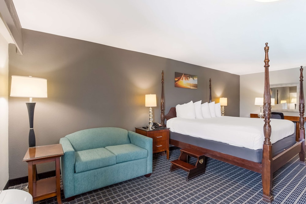 Suite, 1 King Bed, Balcony, Pool View (Four Poster Bed) photo 3