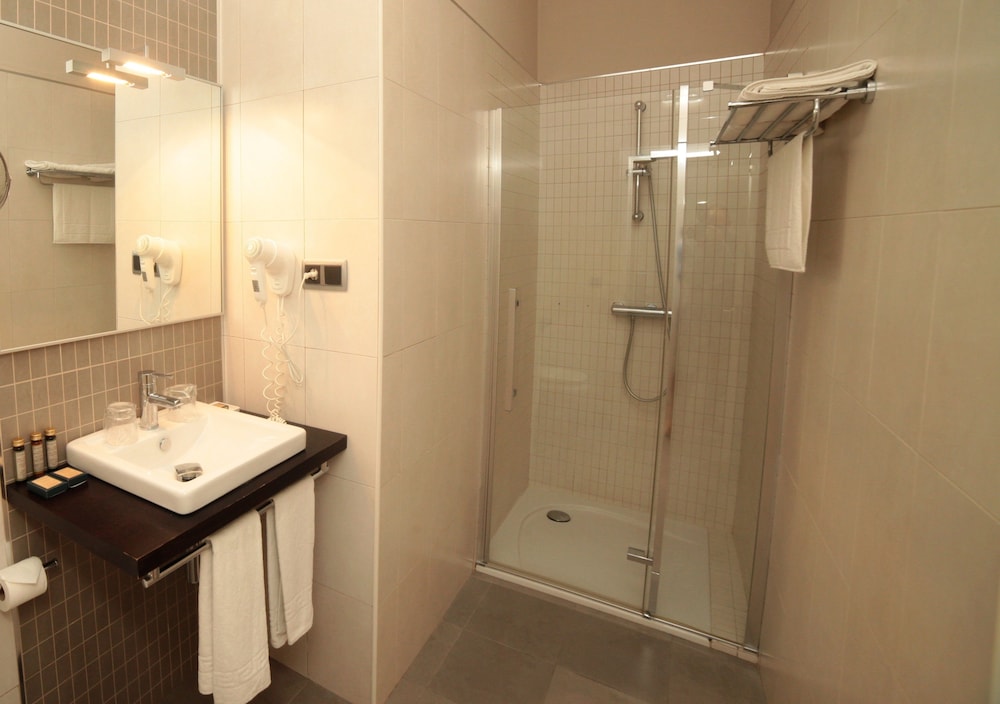 Double or Twin Room - Photo 2