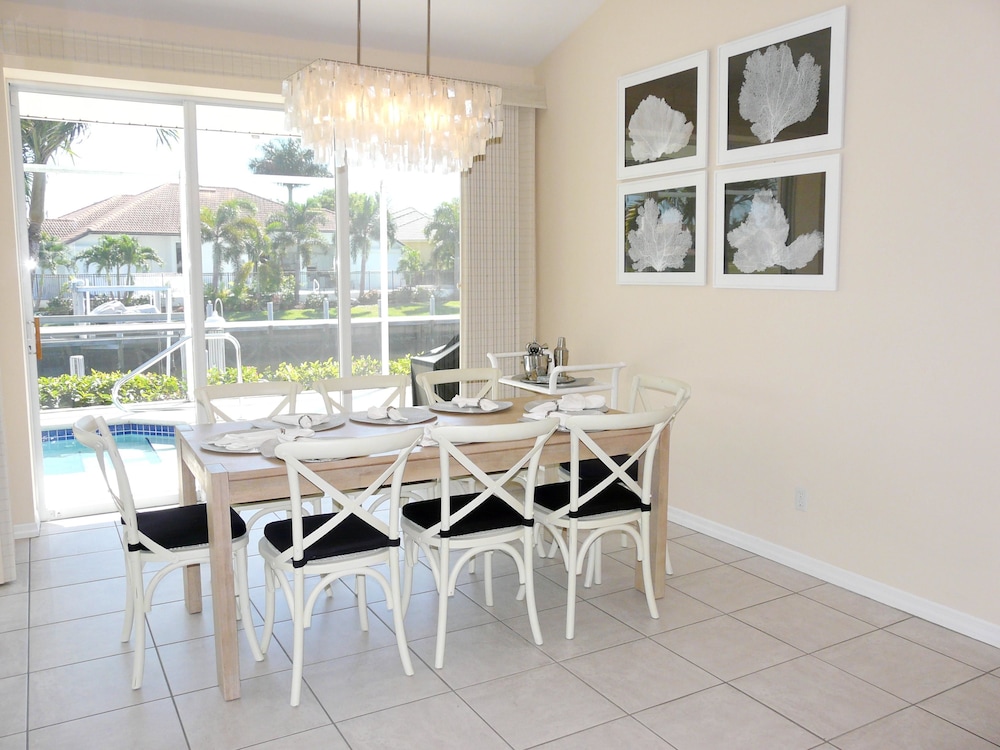 House, Multiple Beds (Luxuriously furnished waterfront home) photo 2