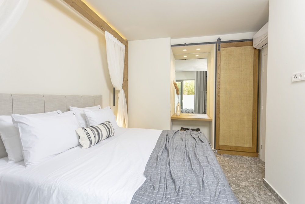 Deluxe Suite, 2 Bedrooms, Private Pool photo 3
