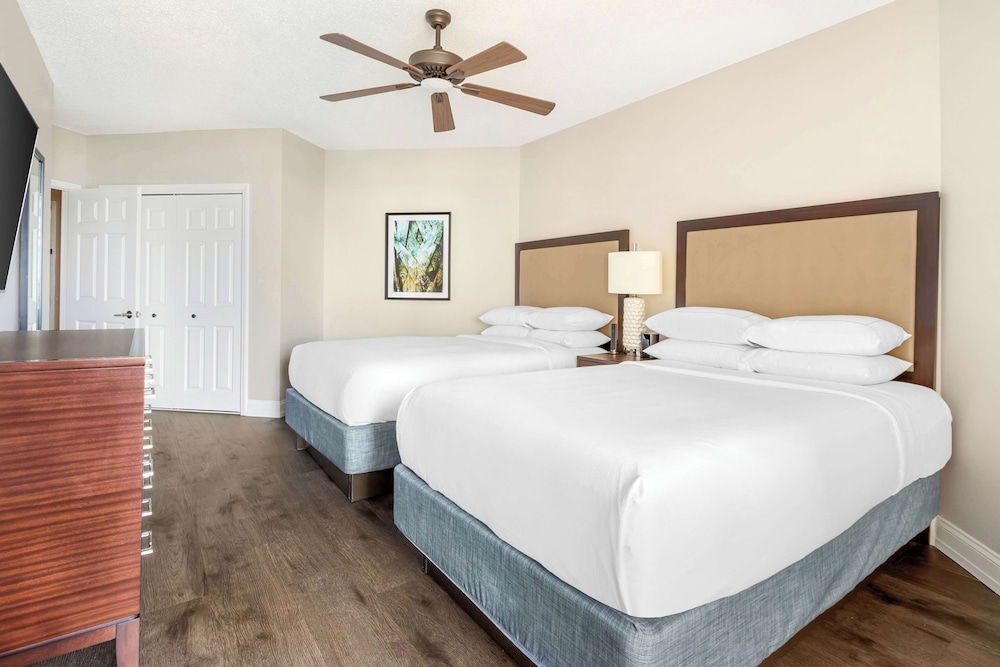 2 Bedroom, 1 King & 2 Double Oceanfront Suite - Photo 1