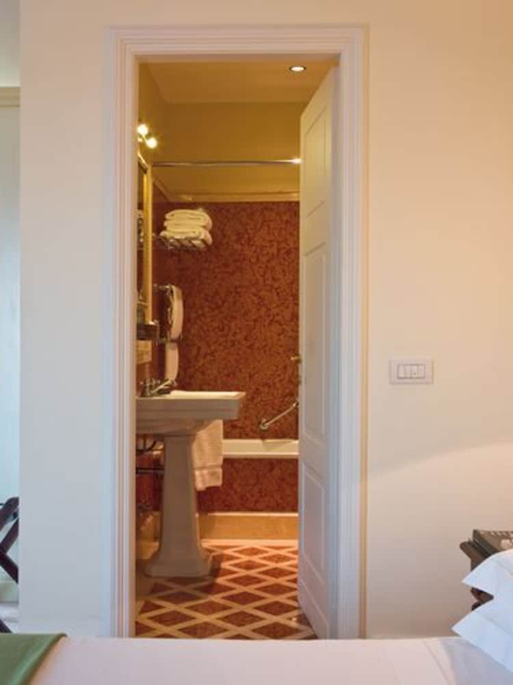 Deluxe Double or Twin Room, 1 Bedroom, City View - Photo 8