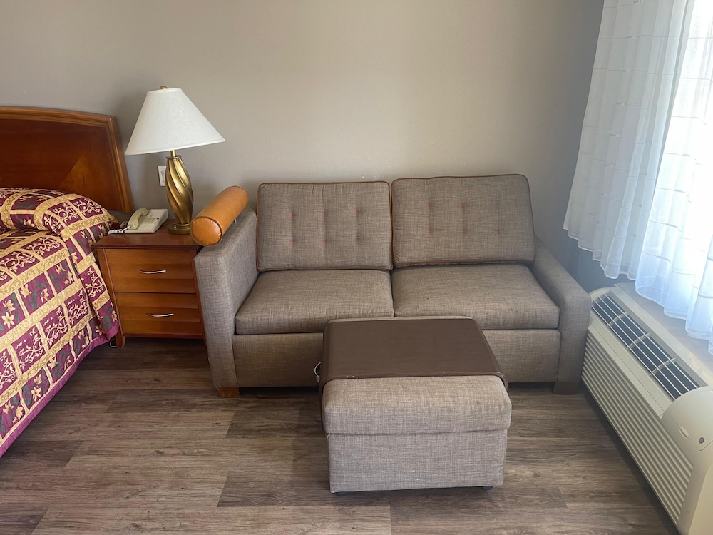 Deluxe Room, 1 King Bed, Non Smoking photo 2