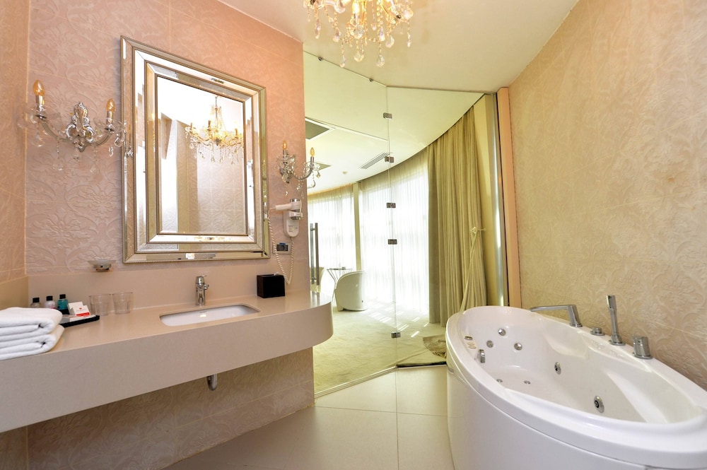 Honeymoon Suit photo 2