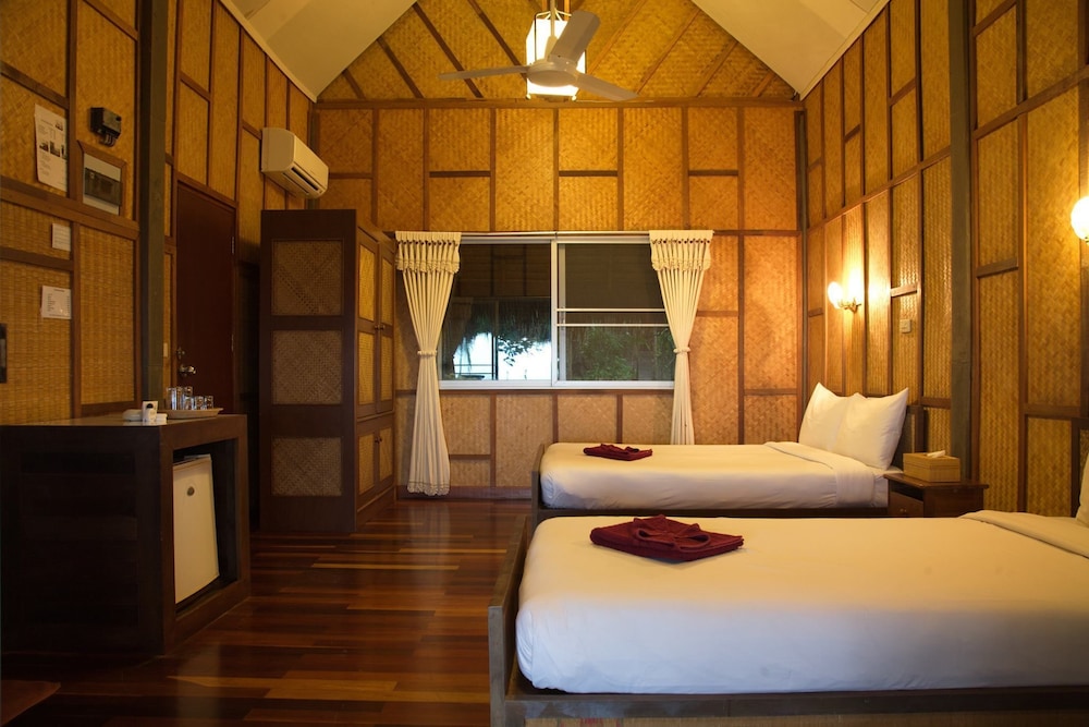 Superior Bungalow (B Row) photo 2