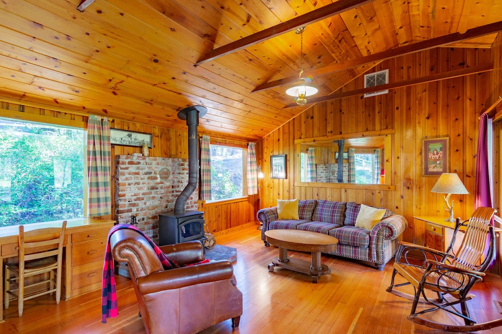 Creekside Cabin--3 Bedroom