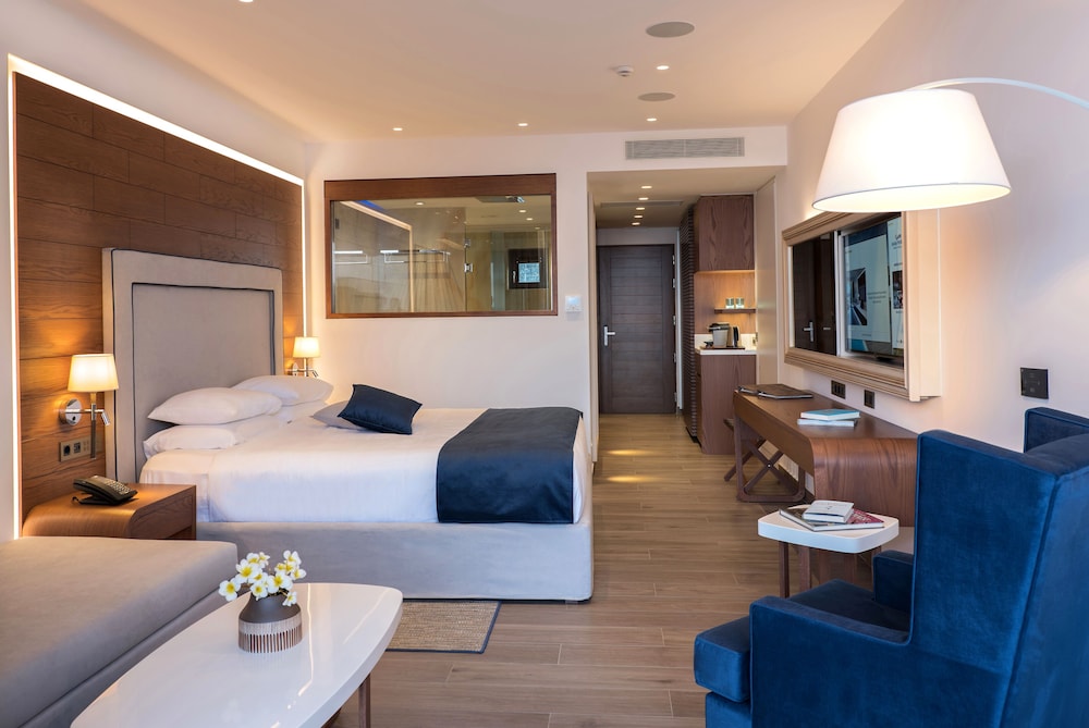 Deluxe Junior Suite Pool Front with Sea View and Private Pool