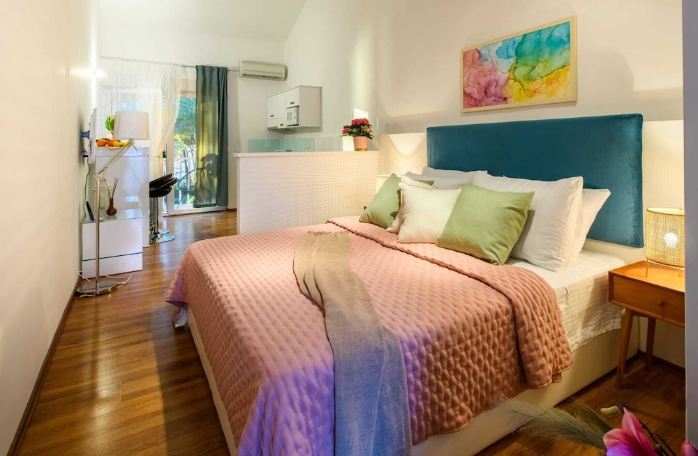 Deluxe Studio Suite, Partial Ocean View