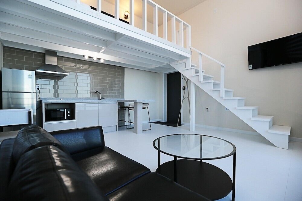 Room (302) photo 2