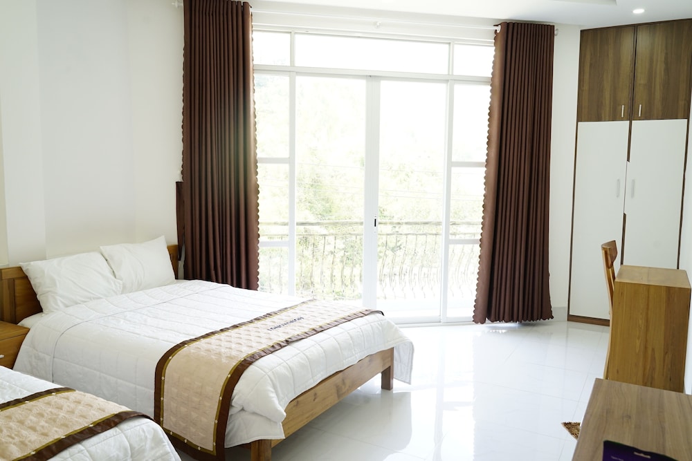 Standard Quadruple Room, 2 Queen Beds, Balcony, Mountain View