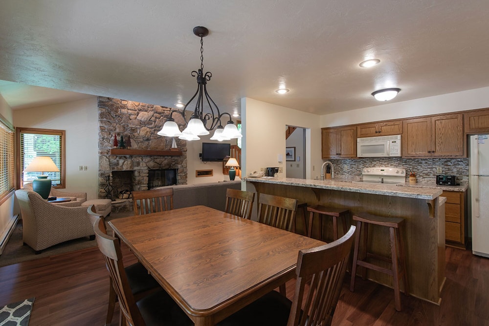 Signature Condo, Multiple Bedrooms, Balcony, Lake View photo 2