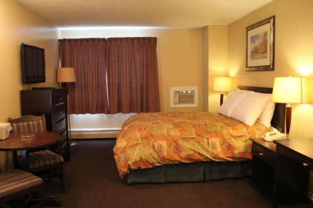 Suite, 2 Queen Beds, Kitchenette