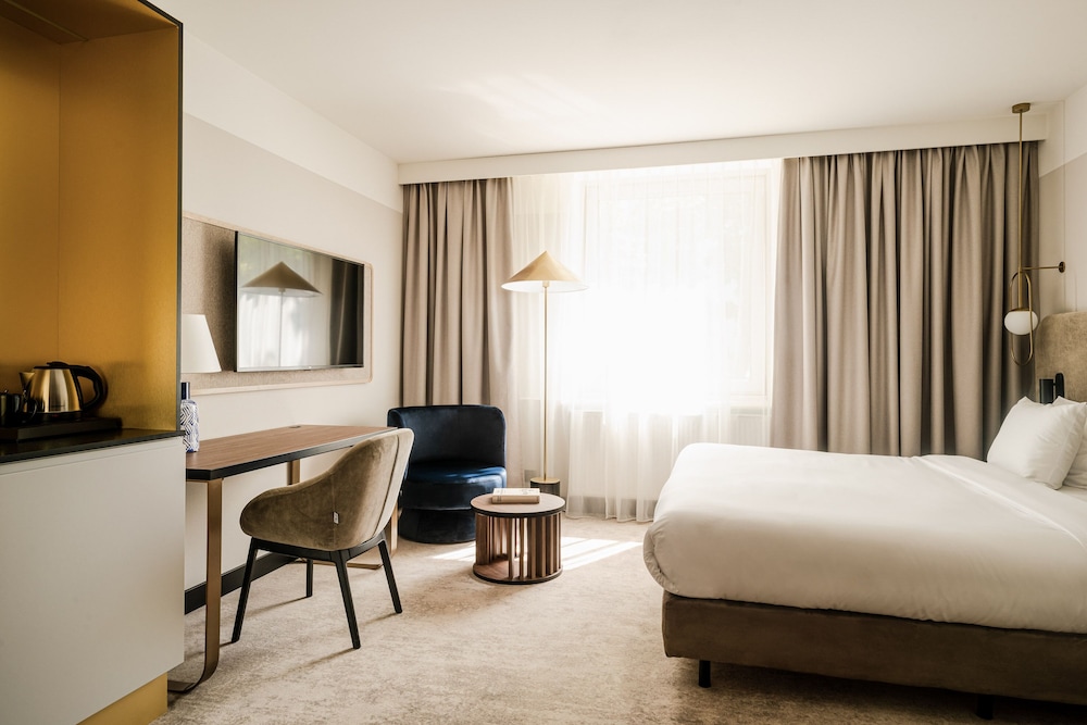 Standard Room, 1 Queen Bed, Balcony - Photo 2
