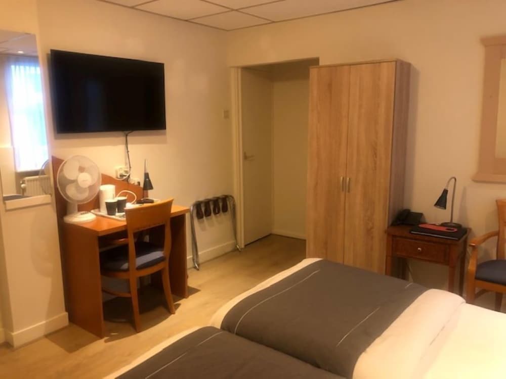 Standard Room thumbnail 5