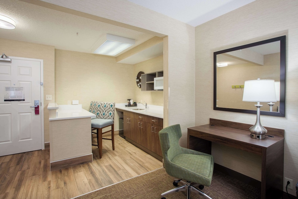 Deluxe Room, 1 King Bed, Refrigerator & Microwave photo 3