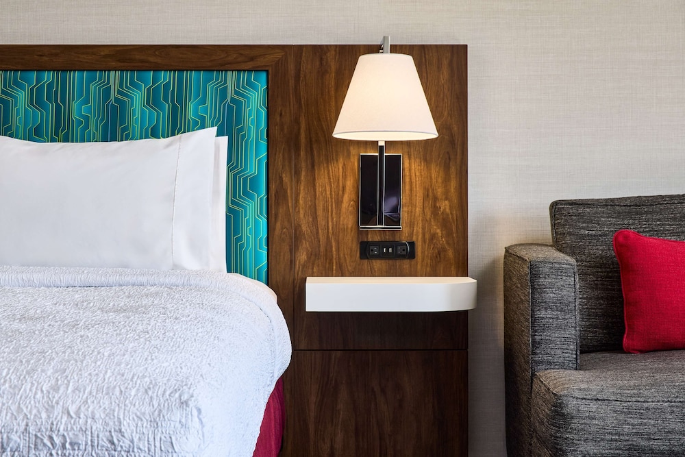 Studio, One King Bed, Non-Smoking (Micro Wave and Fridge) - Photo 3