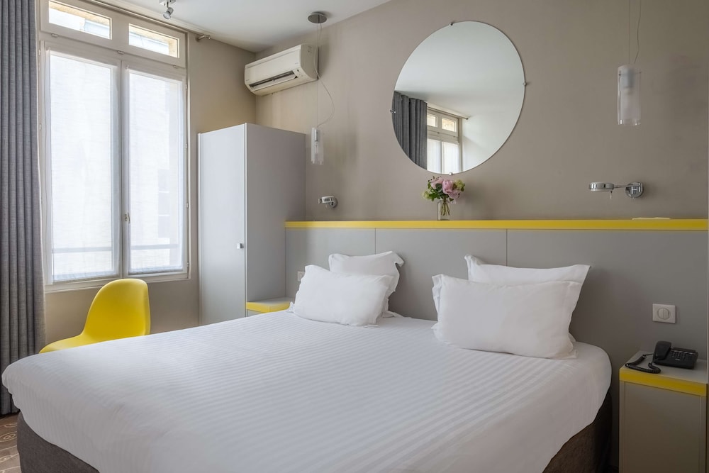 Deluxe Room, 1 Queen Bed, Non Smoking thumbnail 6