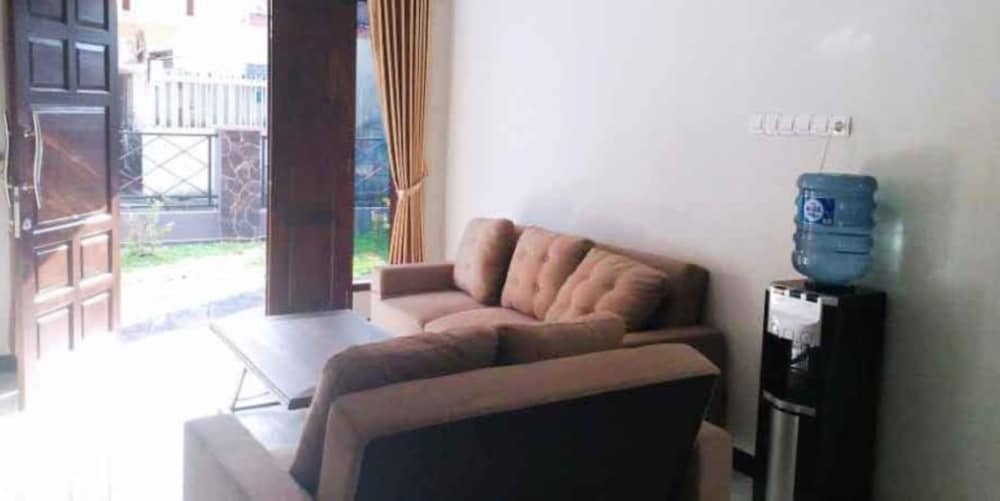 Family House - Photo 3