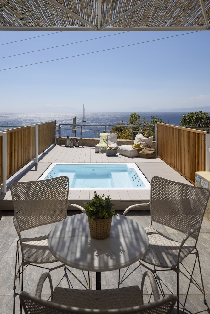 Junior Suite with Private Garden Jacuzzi and Sea View