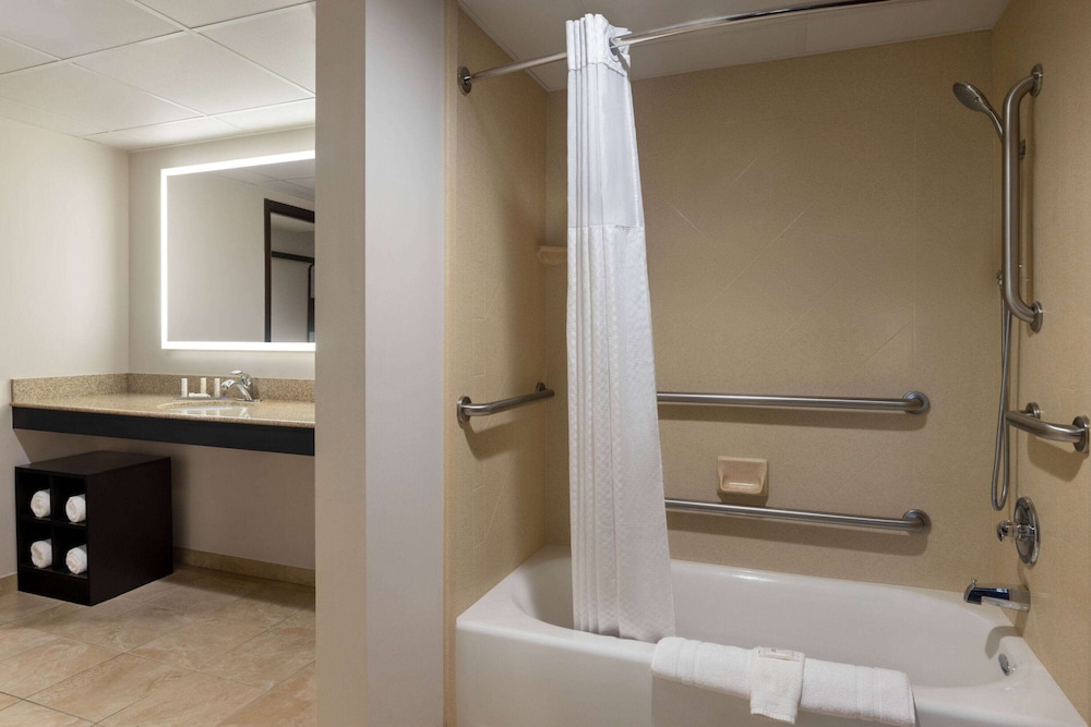 Room, 1 King Bed, Mobility Accessible, Non Smoking (Bathtub w/Grab Bars) photo 2
