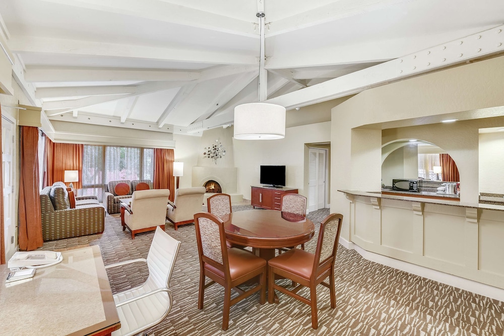 Signature Suite, 1 King Bed - Photo 4