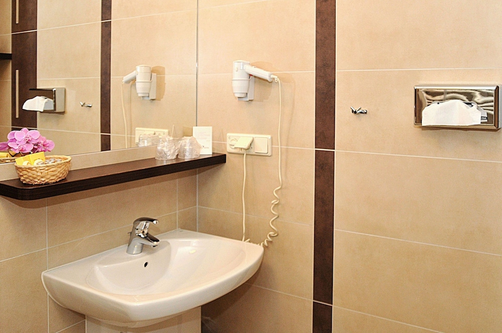 Standard Double Room - Photo 11