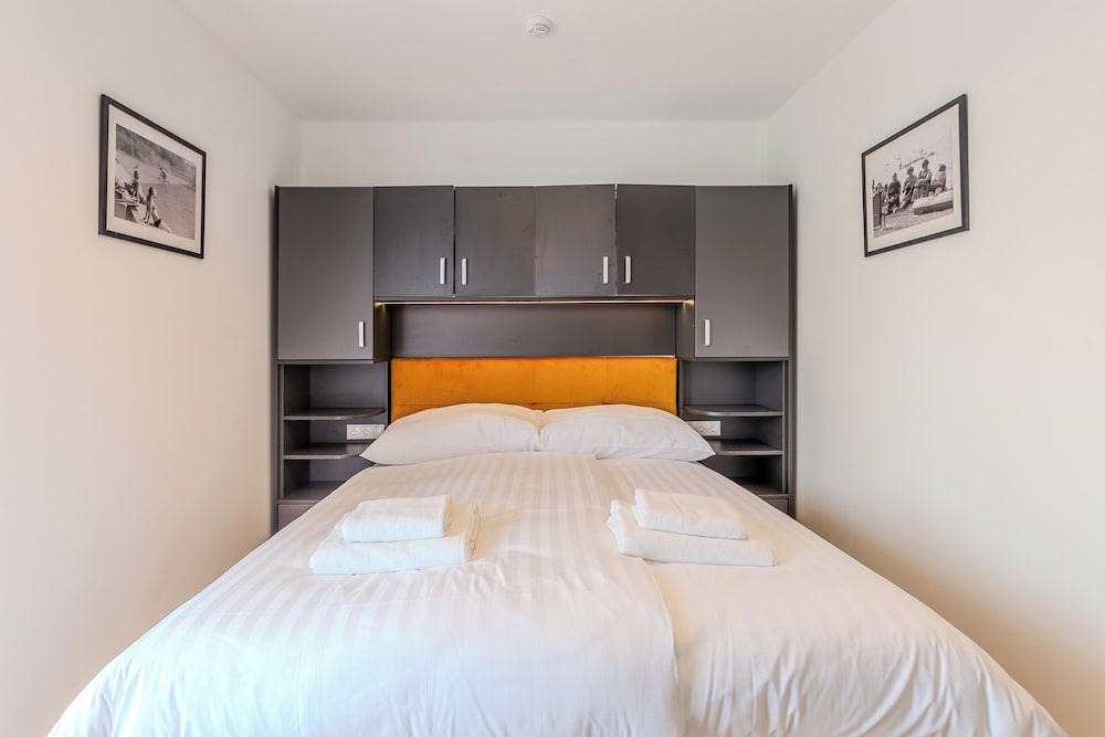 Luxury Apartment, Multiple Bedrooms (Fulop Panzio-Vinyl Record Apartment)