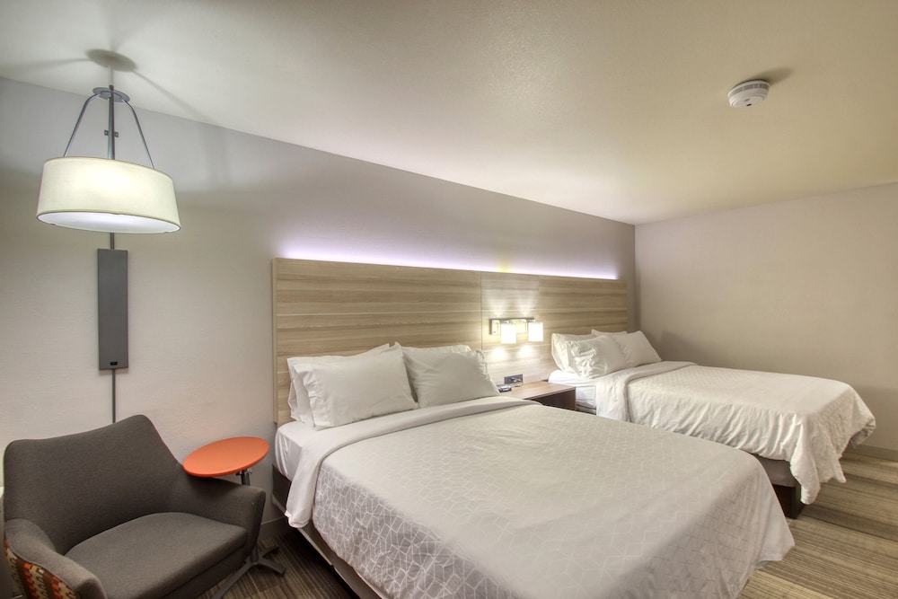 Standard Room, 2 Queen Beds - Photo 10