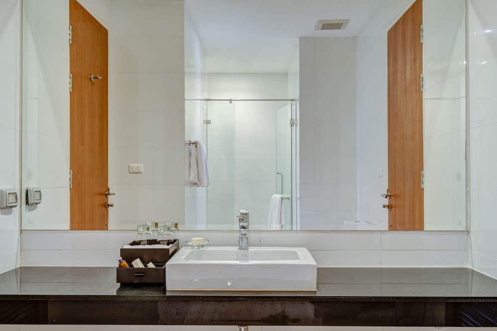 Deluxe Sky Pool Two-Bedrooms Apartment photo 3