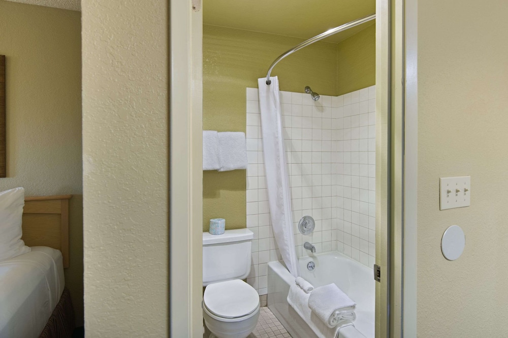Standard Room, Multiple Beds, Non Smoking photo 3