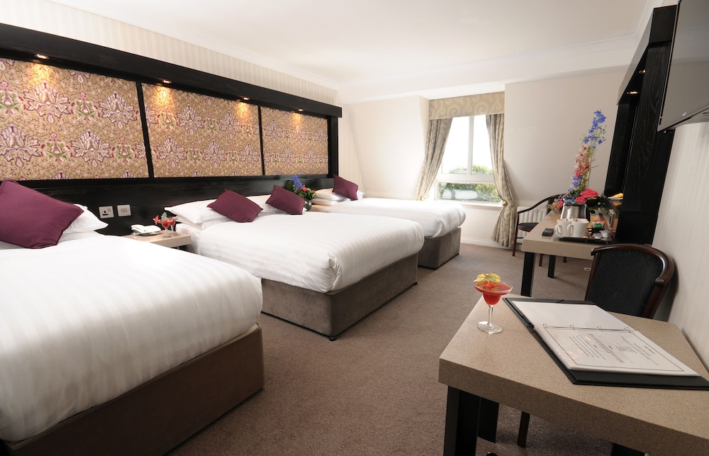 Quad Room – One Double and Two Single Beds - Photo 2