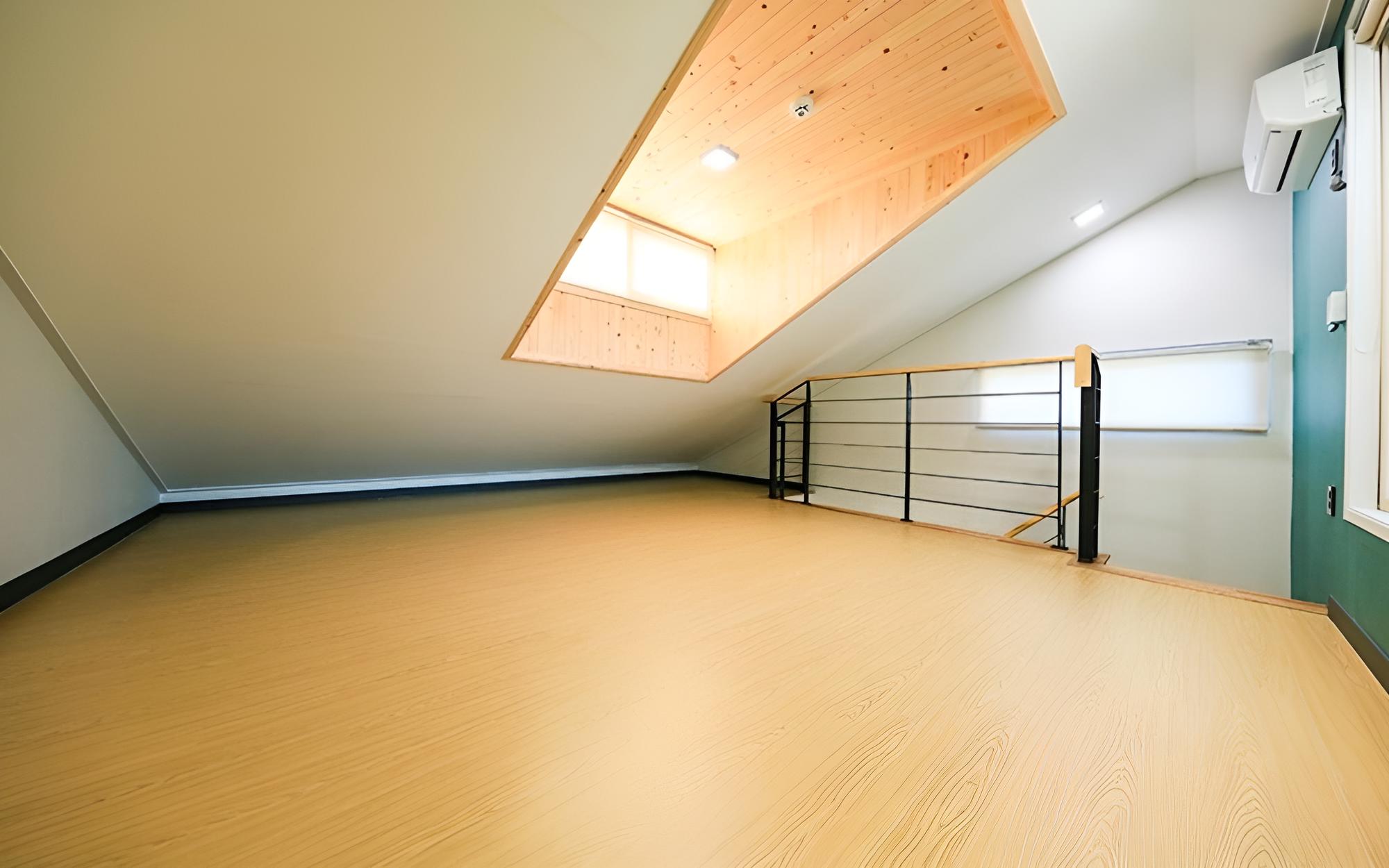 Room (Room 303 (duplex)) - Photo 6