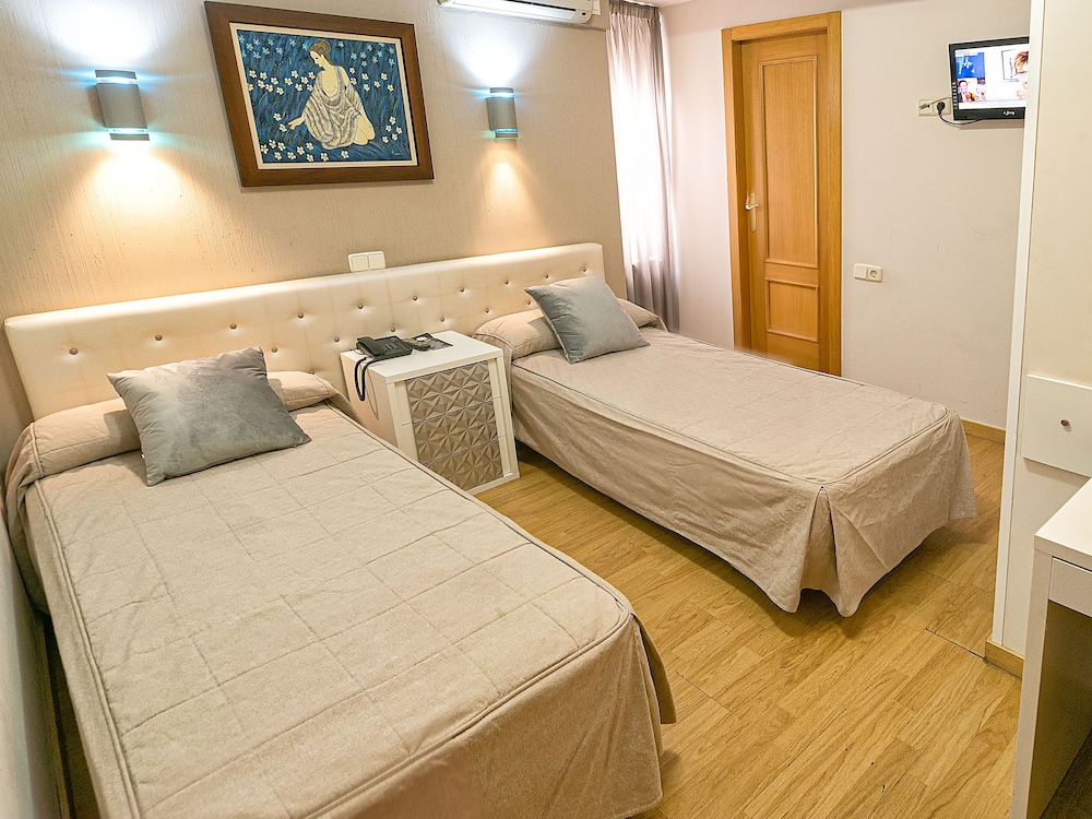 Economy Double Room (2 Single Beds) photo 3