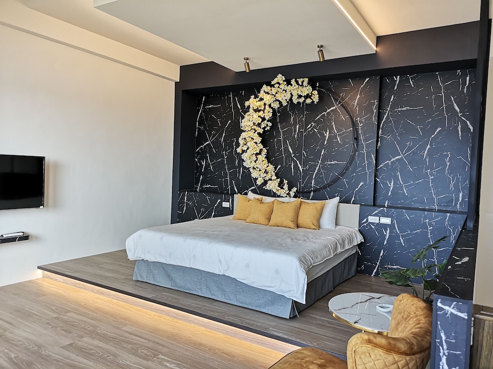 Grand Room, 1 Queen Bed, Lanai, Mezzanine photo 2