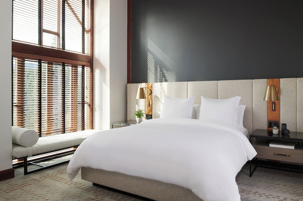 The Summit Suite - Photo 2