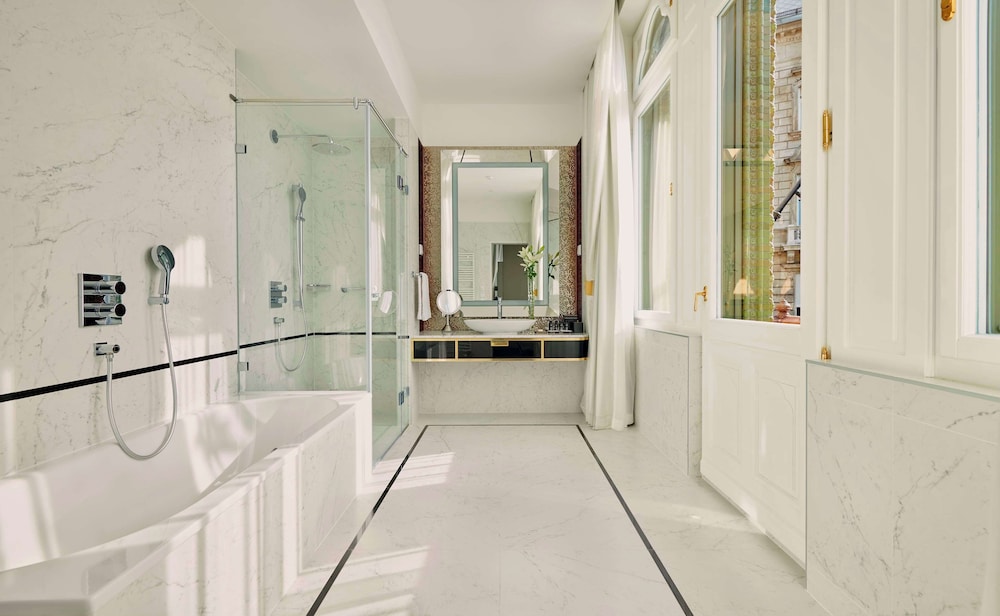 Suite, Corner
