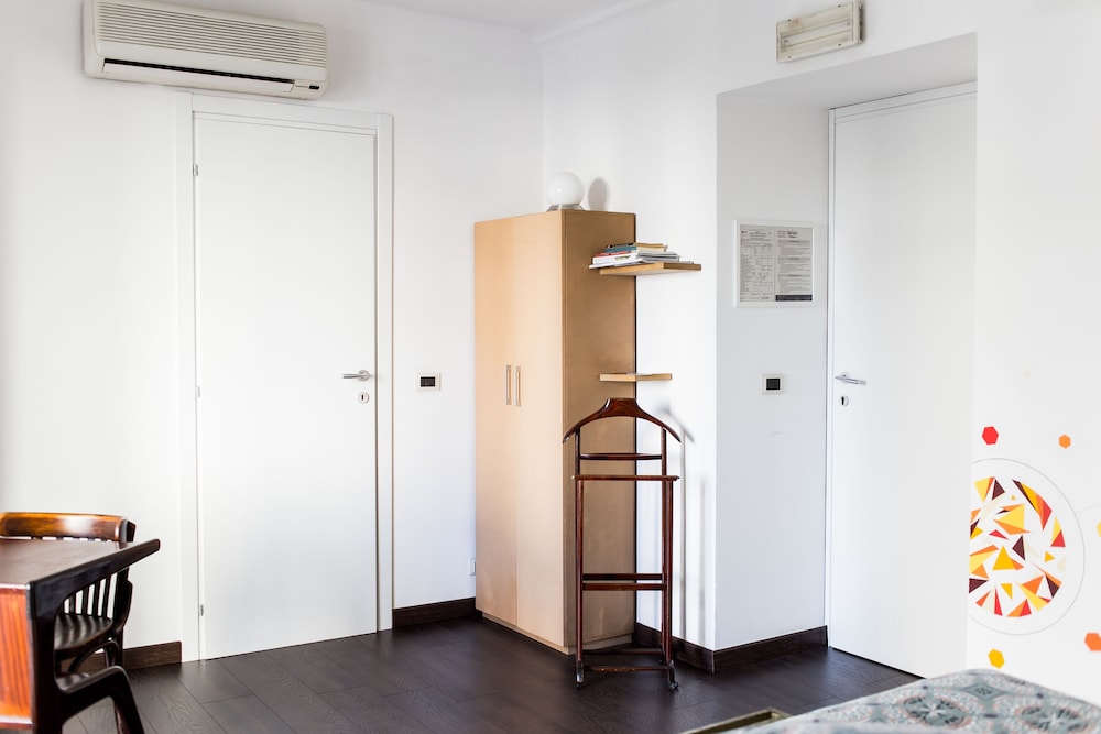 Classic Double Room, 1 Queen Bed, Private Bathroom, City View photo 3