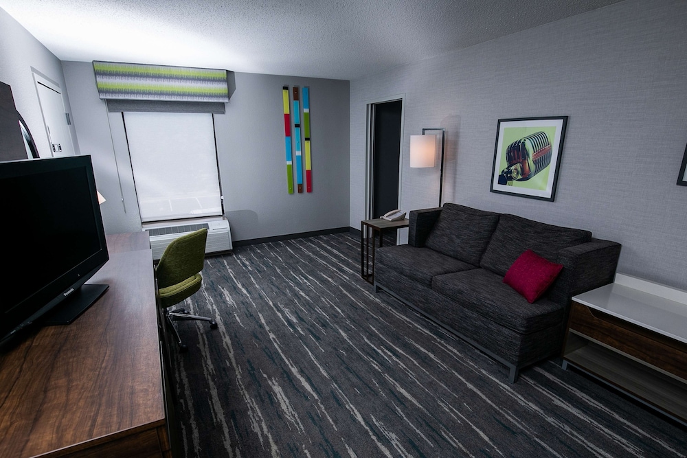 Suite, 1 King Bed, Non Smoking - Photo 9
