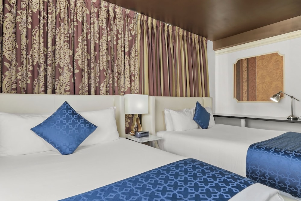 Deluxe One Bedroom Double Queen Suite photo 2