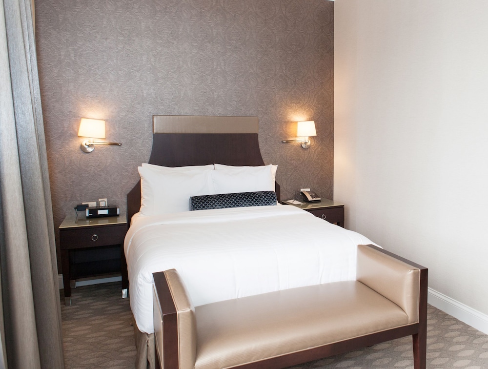 Deluxe Room, 1 Queen Bed photo 2