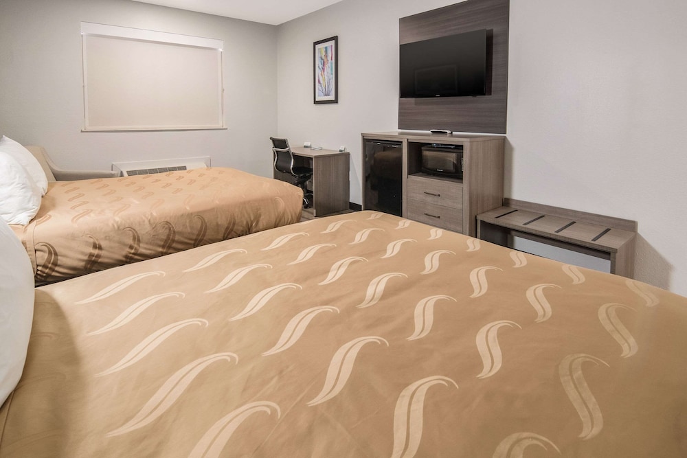 Standard Room, 2 Queen Beds, Smoking - Photo 4