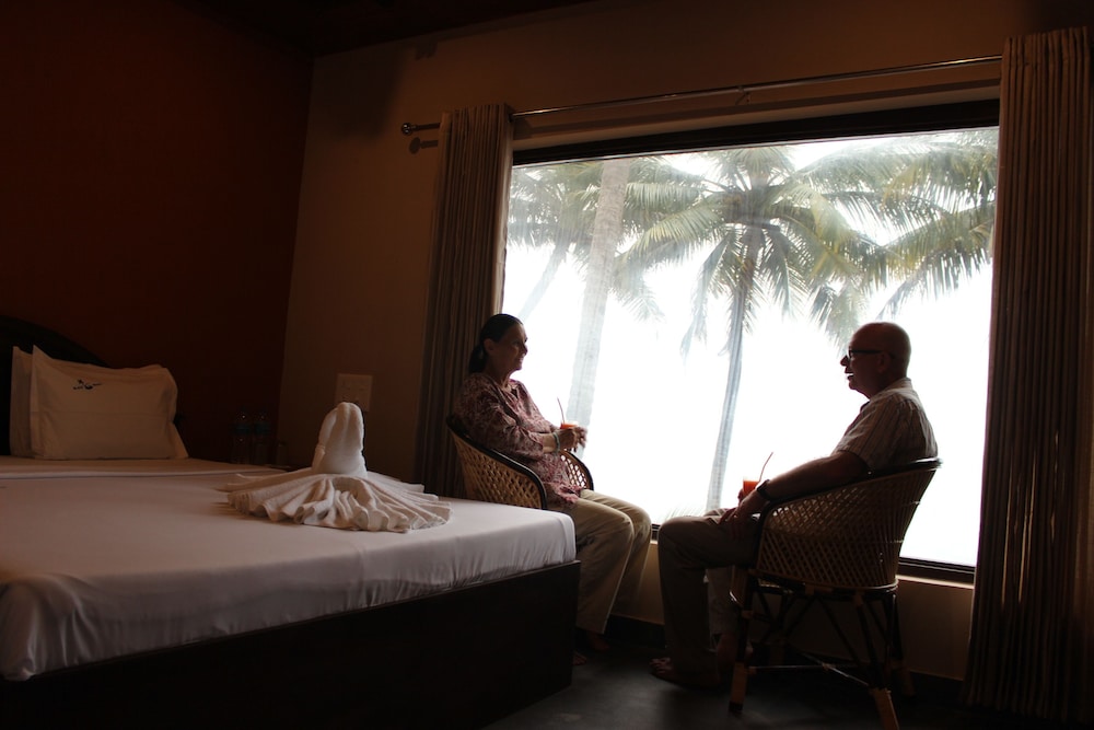 Superior Suite, 1 King Bed, Partial Ocean View photo 2