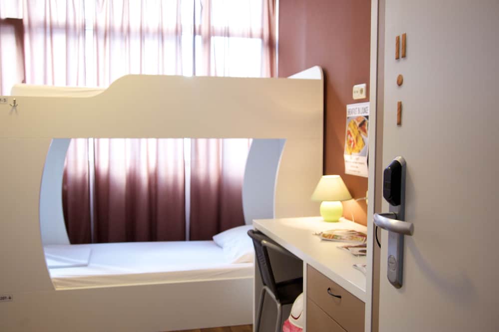 Quadruple Room, Private Bathroom - Photo 2